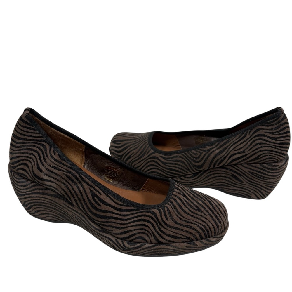 Accessoire Detente Womens 38 Animal Print Slip On Closed Toe Suede Wedge Shoes